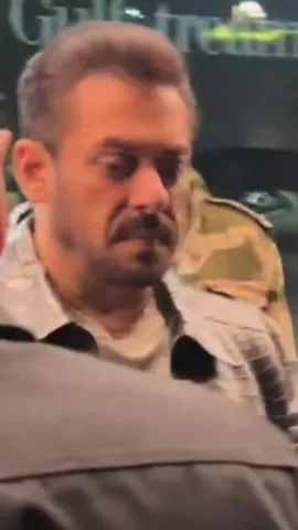 Salman Khan was seen angry at the airport netizens trolled him (5)