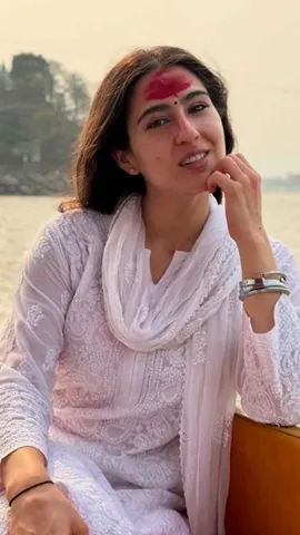 कामख्या देवी मंदिर में दर्शन करने पहुंची Sara Ali Khan, गुस्से में फैंस बोले- 'मुस्लिम के नाम पर धब्बा'