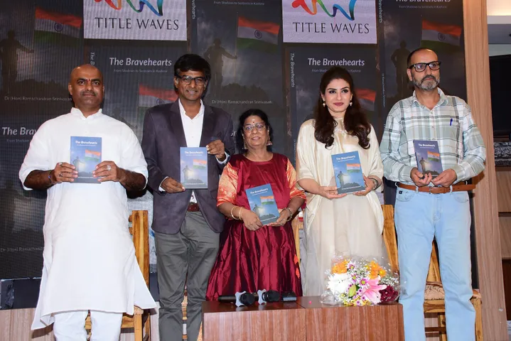 Raveena Tandon releases the book The Bravehearts by author Ramachandran Srinivasan (9)