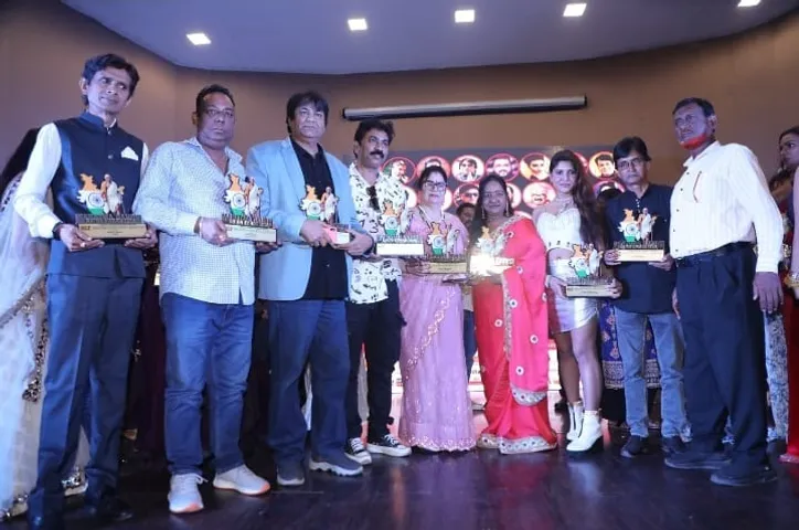 Senior advocate and film journalist Kali Das Pandey received the Mahatma Gandhi Ratna Award (2)