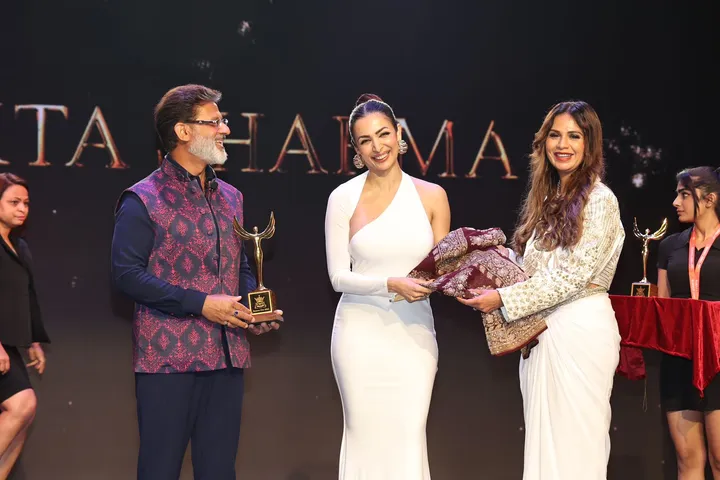 Malaika Arora and Narifirst Aikta Sharma present the Jewel of India Trophy to Rupinderkaur Khera Eesha Agarwal
