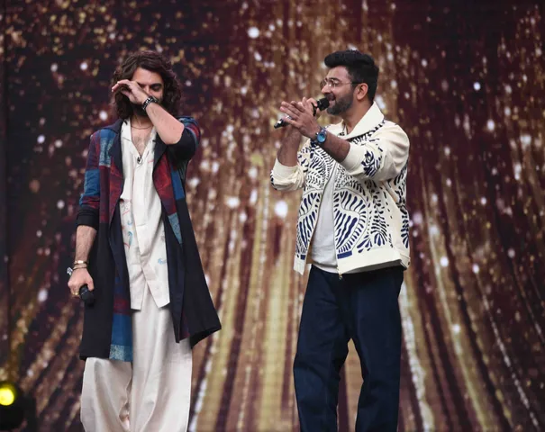 On the sets of Sa Re Ga Ma Pa Sachin sang Tere Jaisa Yaar Kahan for Jigar
