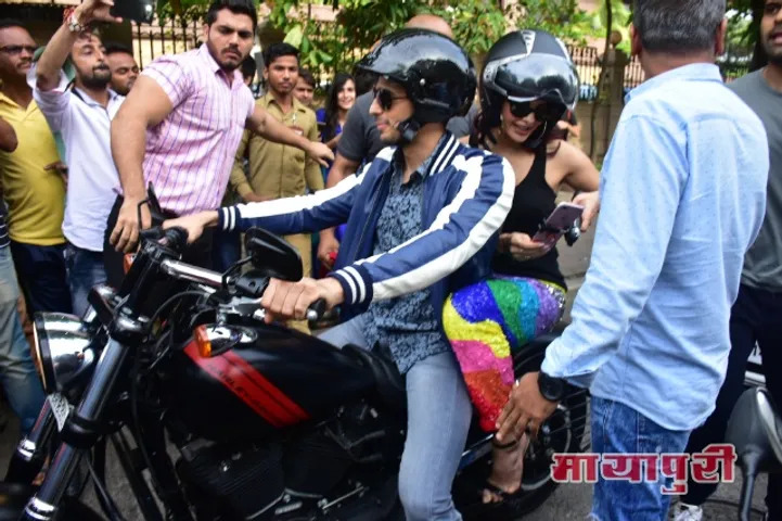 सिद्धार्थ और जैकलीन ने बाइक की सवारी करते हुए अपनी फिल्म ‘ए जेंटलमैन’ को किया प्रमोट