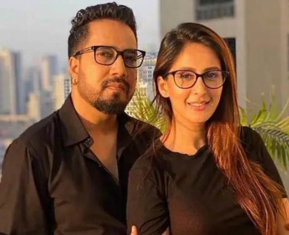 क्या टीवी एक्ट्रेस चाहत खन्ना के साथ मीका सिंह का अफेयर चल रहा है ? देखिए फोटो