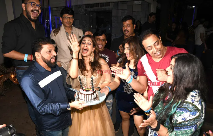 मुंबई में IPL एंकर, एक्टर और सोशलिस्ट प्रियंका तिवारी ने सेलिब्रेट किया अपना बर्थडे