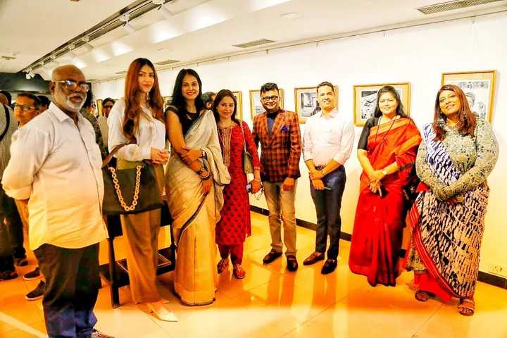 किरण नागरकर रेट्रो 80 फ्रेम्स: द मैन, द टाइम्स, हिज वर्क एट जहांगीर आर्ट गैलरी में नजर आए यह सितारे