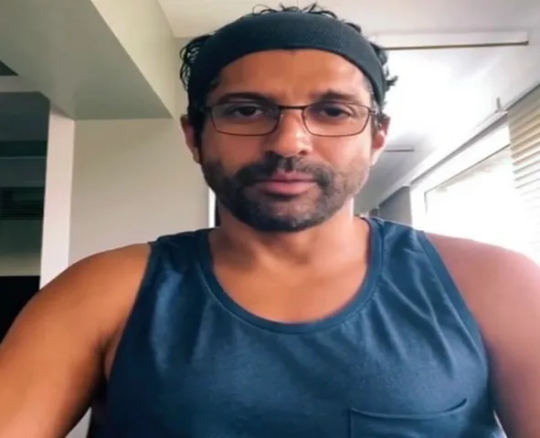 कोरोना वायरस पर फरहान अख्तर की कविता, बोले- मास्क पहन कर चल रहे हो