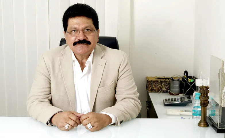 डॉ अब्दुल रहमान वनू बॉलीवुड के दैनिक श्रमिकों की ज़रूरी चीज़ों के साथ मदद कर रहे हैं