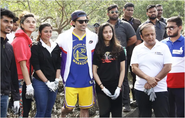 आदित्य ठाकरे, आशीष शेलार, ईशा गुप्ता, गुरमीत चौधरी और आसिफ भामला मुंबई के कार्टर रोड पर समुद्र तट की सफाई करते नजर आए