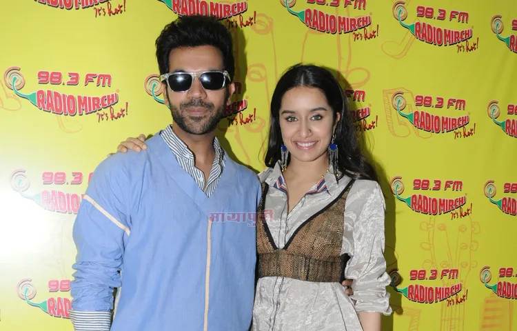 रेडियो मिर्ची स्टेशन पर अपनी हॉरर कॉमेडी फिल्म स्त्री को प्रमोट करने पहुंचे श्रद्धा कपूर और राजकुमार राव