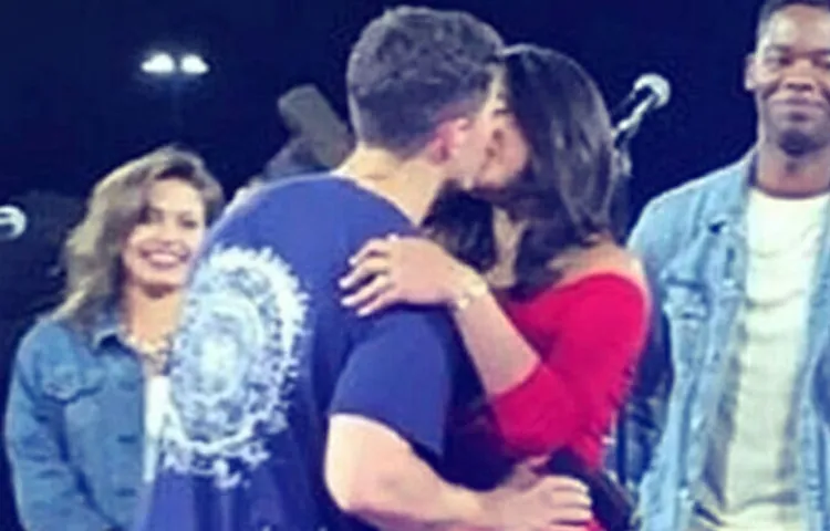 प्रियंका ने खास तरह से मनाया निक का बर्थडे, स्टेज पर किया Kiss, देखें वीडियो
