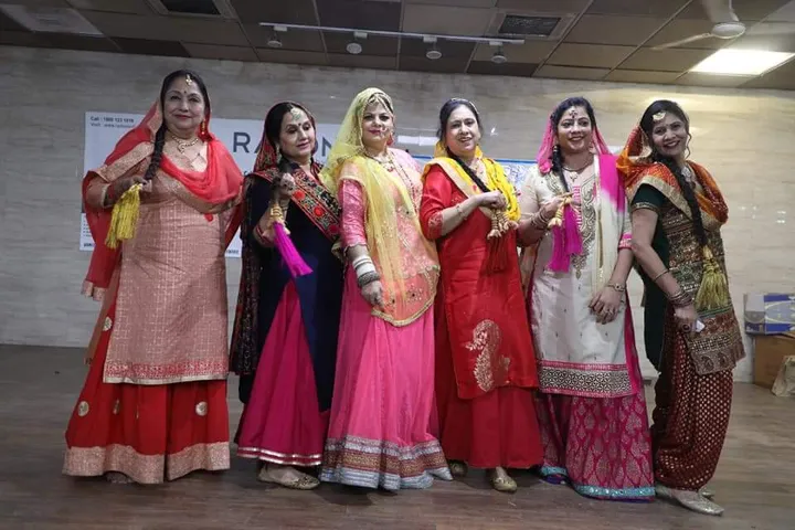 अध्यक्ष रचना सरीन आईपेक्स लेडीज क्लब में हुआ भारतीय परिधानों में हुआ लोक नृत्य