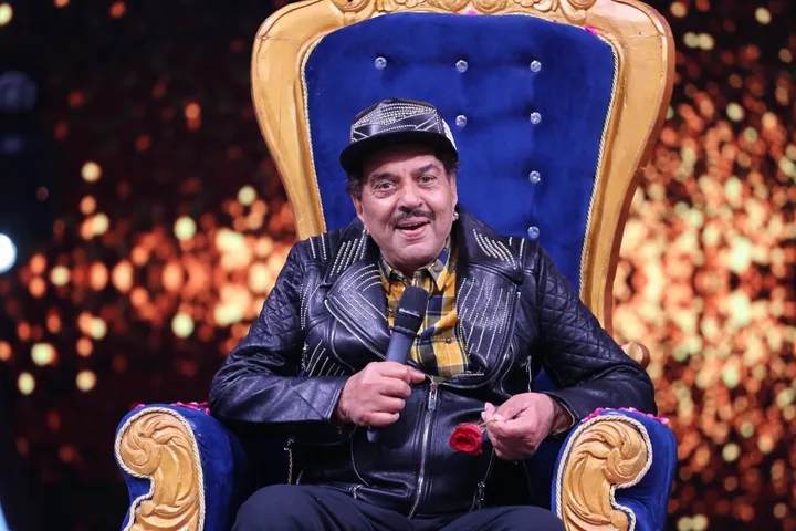 ज़ी टीवी के सारेगामापा में धर्मेंद्र ने बताया, “लता जी हमेशा मुझसे बस एक फोन कॉल की दूरी पर थीं”