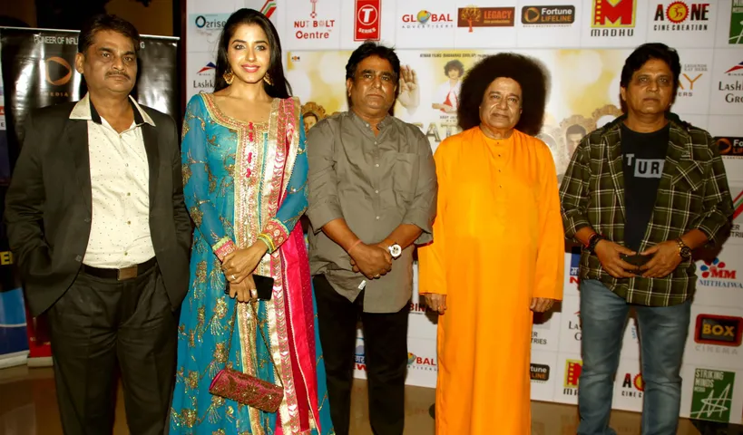 अनूप जलोटा , साधिका रंधावा ,मधुश्री , राम शंकर और अन्य मेहमान सत्य साई बाबा के स्क्रीनिंग पे आये।