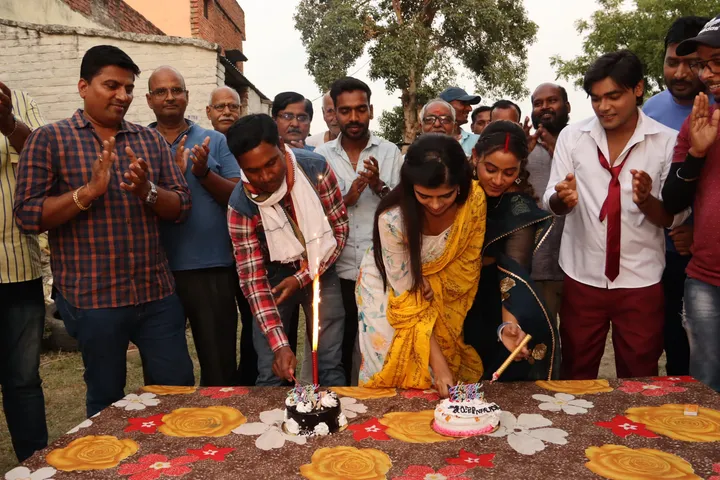 प्राची सिंह ने भोजपुरी फिल्म 'आपके प्यार मॆं' कॆ सॆट पर मॆकपमैन अजय सिंह कॆ साथ कॆक कॉटकर मनाया अपना जन्मदिन