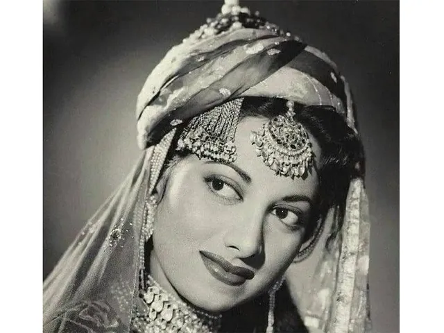 अलग- अलग धर्म के कारण अधूरी रह गई अभिनेत्री सुरैया व सुपरस्टार देवानंद की प्रेम कहानी..