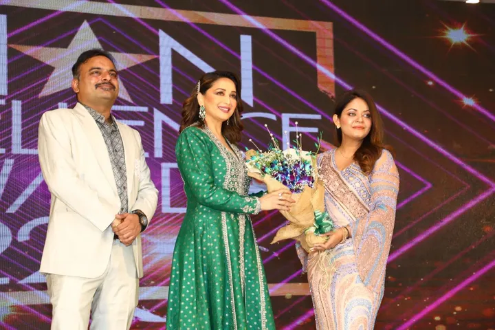 अभिनेत्री माधुरी दीक्षित नेने मुख्य अतिथि के रूप में साशा मीडिया सॉल्यूशन और बीसीएआई सूरत द्वारा आयोजित ग्रैंड एशियन एक्सीलेंस अवार्ड्स में शामिल हुईं