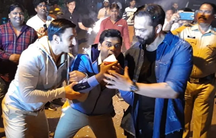 'सिम्बा' के सेट पर रणवीर सिंह, रोहित शेट्टी ने किया सिद्धार्थ जाधव का बर्थडे सेलिब्रेट