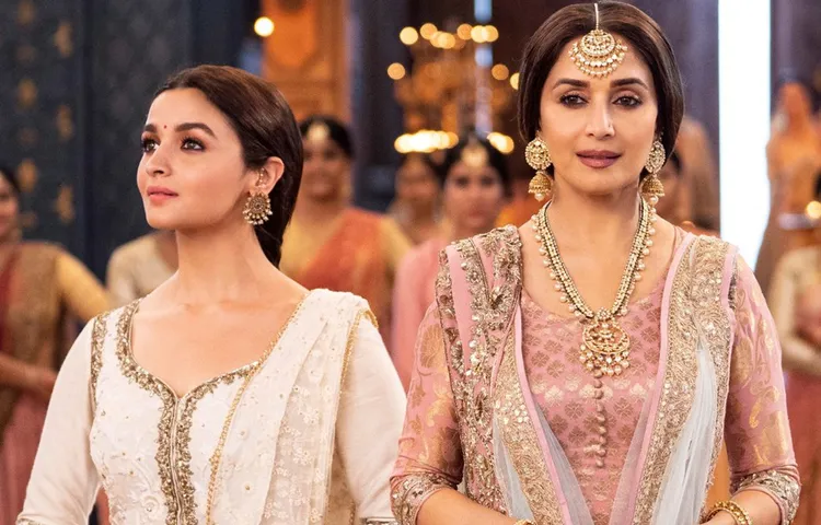 फिल्म कलंक का पहला गाना 'घर मोरे परदेसिया' हुआ रिलीज़, नजर आयीं माधुरी दीक्षित और आलिया की जुगलबंदी