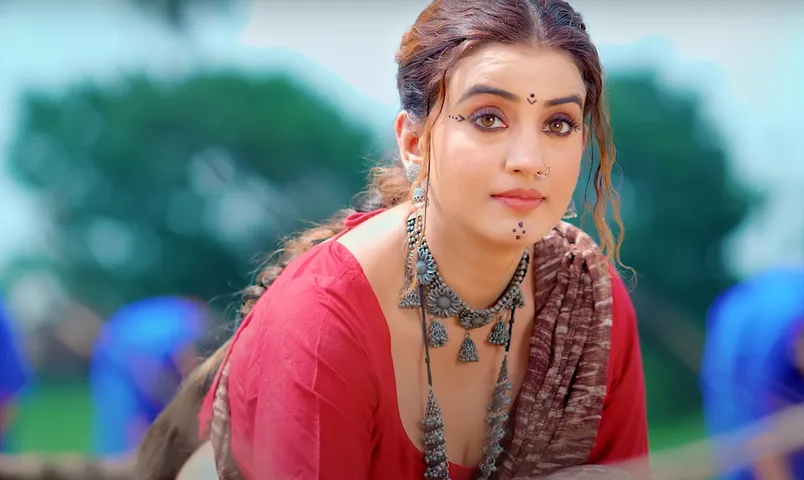 भोजपुरी गाना A Ha A Ha में मटक-मटक कर Akshara Singh ने मचाया धमाल 