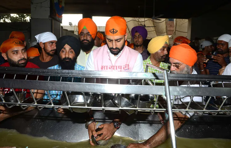 फिल्म मनमर्जियां की सफलता की दुआ मांगने स्वर्ण मंदिर माथा टेकने पहुंचे अभिषेक बच्चन