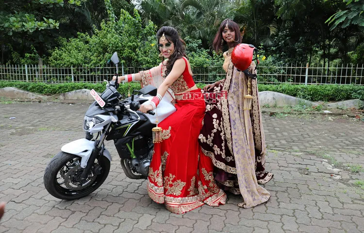 मराठी फिल्म ऐक्ट्रेस स्मिता गोंडकर ने एसिड विक्टिम के साथ कराया फोटोशूट