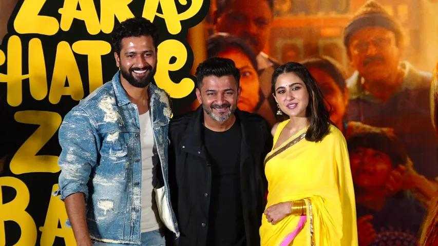 जब सारा अली खान और विक्की कौशल ऑटो रिक्शा में बैठकर जुहू बींच पहुंचे और खाया 'काला खट्टा' व 'कच्ची कैरी'