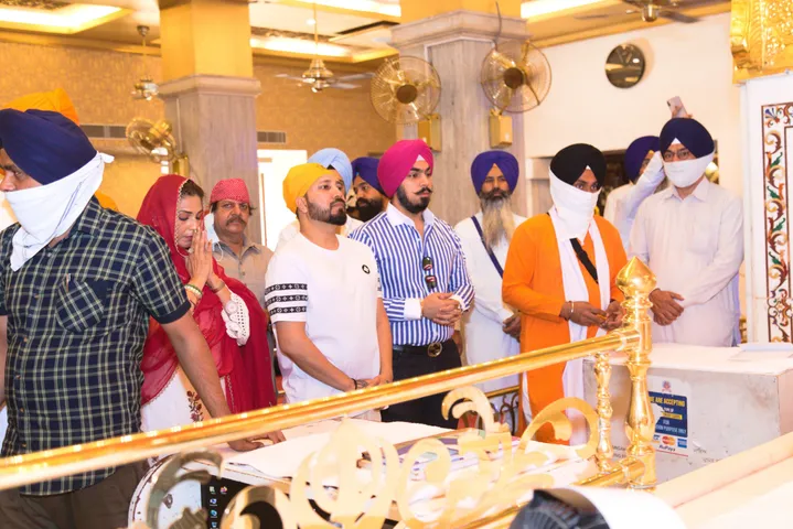 रियलिटी शो 'स्वयंवर-मीका दी वोटी' में समझदार और सोनी वोटी की अरदास के लिए गायक मीका सिंह पहुंचे दिल्ली के बंगला साहिब गुरुद्वारा