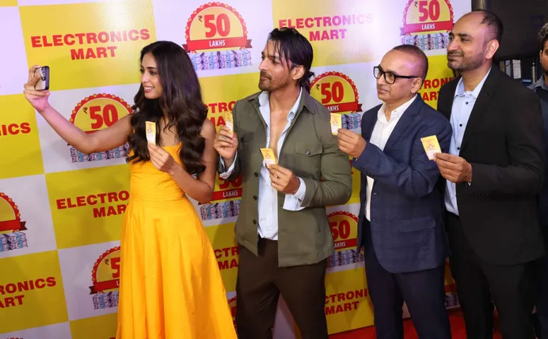 अभिनेता हर्षवर्द्धन राणे व सिनी शेट्टी ने इलेक्ट्रॉनिक्स मार्ट के 'लकी ड्रा' के विजेताओं को 50 लाख के पुरस्कार बांटे