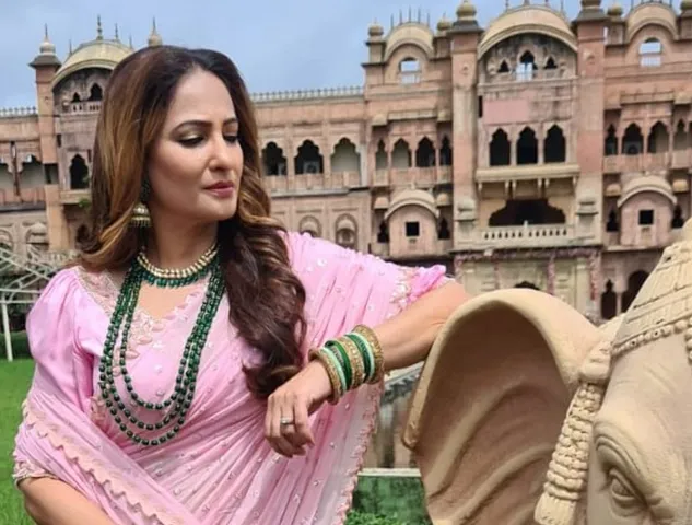 ज़ी टीवी के आगामी फिक्शन शो ‘तेरे बिना जिया जाए ना’ में एक शाही अवतार में नजर आएंगी रक्षंदा खान