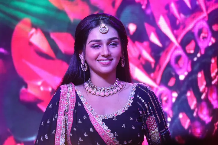 टीवी पर अपने से बड़े किरदार के साथ रोमैंस करने को लेकर अभिनेत्री Rachana Mistry ने की खुलकर बात 