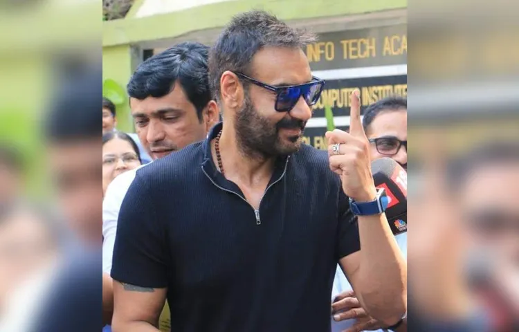 मुंबई में वोट डालने पहुंचे अजय देवगन और काजोल