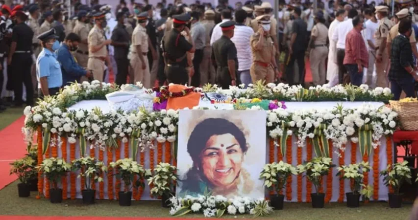 लता मंगेशकर के सम्मान में झुका भारतीय झंडा