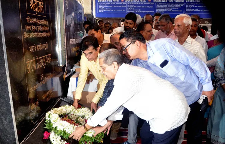 बीजेपी नेता किरीट सोमैया ने माहिम स्टेशन मुंबई ट्रेन ब्लास्ट की 13 वीं वर्षगांठ पर बम ब्लास्ट पीड़ितों को श्रद्धांजलि अर्पित की
