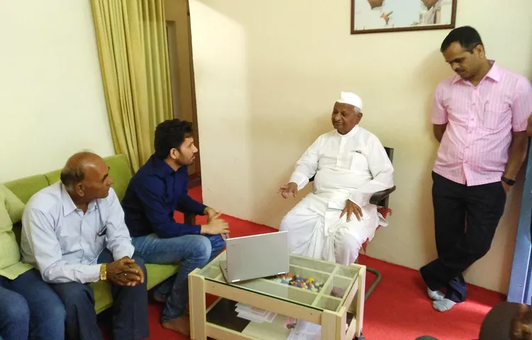 'चलो जीते हैं' की विशेष स्क्रीनिंग पर अन्ना हजारे हुए भावुक, आँखों से छलके आंसू