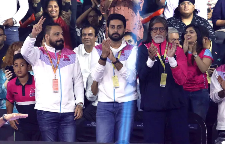 अमिताभ बच्चन ने अभिषेक बच्चन के साथ वीवो प्रो कबड्डी लीग सीज़न में अपनी टीम जयपुर पिंक पैंथर्स के लिए चीयर किया