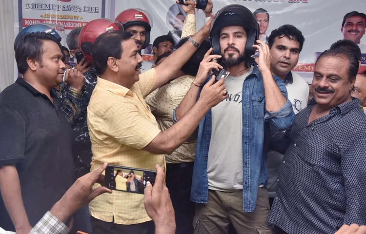 मुंबई में हेलमेट जागरूकता अभियान के दौरान डीनो मोरिया ने हेलमेट पहना