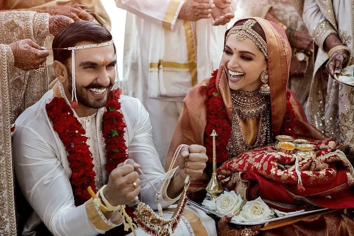 इंतज़ार हुआ ख़त्म दीपिका और रणवीर की आ गई फोटोज - फैंस के लिए दोनों का तोहफा