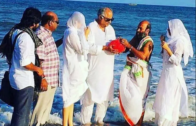 बोनी कपूर ने बेटी जहान्वी और ख़ुशी के साथ रामेश्वरम में विसर्जित की श्रीदेवी की अस्थियां