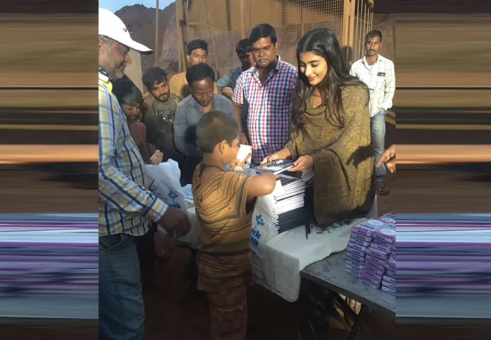 खुशियां बाटती पूजा हेगड़े !