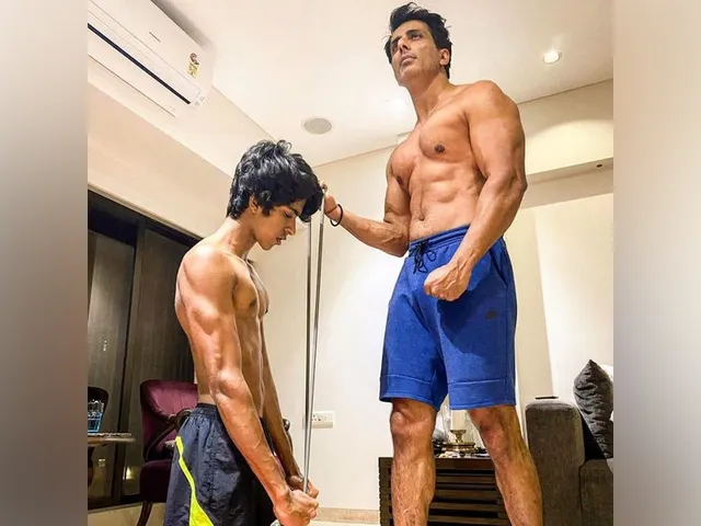 सोनू सूद ने बेटे को पीठ पर चढ़ाकर लगाए पुश अप्स, वायरल हुआ वर्कआउट वीडियो