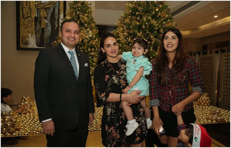 Photos: ईशा देओल बेटी मिराया के साथ मुंबई के द सेंट रेजिस की लाइटिंग सेरेमनी में शामिल हुईं