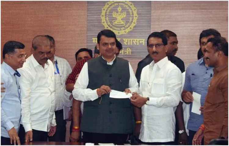 महाराष्ट्र बाढ़ पीड़ितों के लिए अथर्व एजुकेशनल ट्रस्ट ने मुख्यमंत्री राहत कोष के लिए 10,00,000 दान में दिए