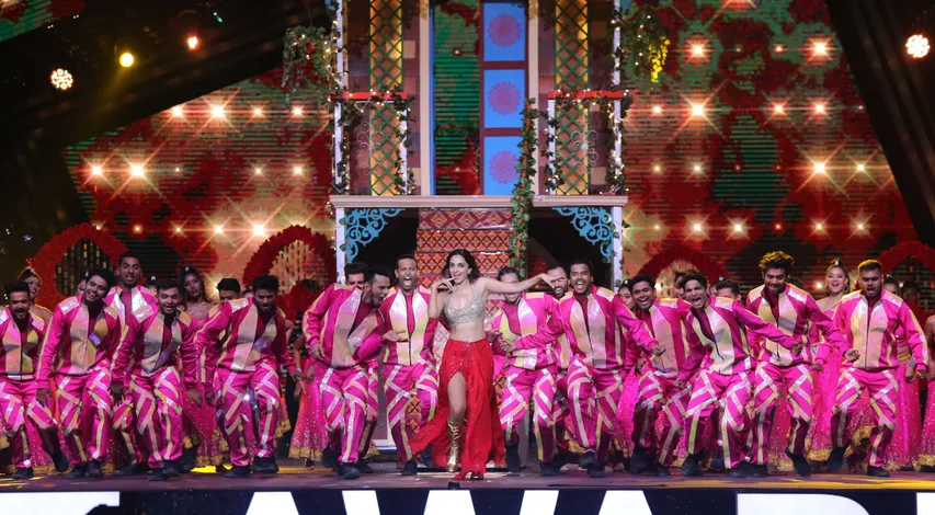 Zee Cine Awards 2023 में Kiara Advani के धमाकेदार एक्ट ने दर्शकों के दिलों पर गिराई ‘बिजली‘