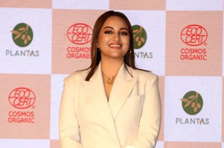 क्या अपने बनाये हुए पेंटिंग के जरिये एक्ट्रेस सोनाक्षी सिन्हा लगाएंगी लाखों पेड़ ! जानिए क्या हैं पूरा मामला
