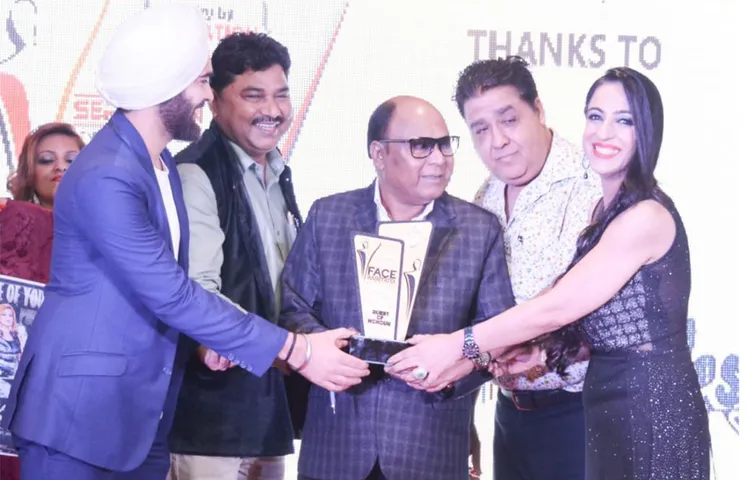 फेस राष्ट्रीय गौरव अवॉर्ड 2018 कार्यक्रम में संजय मलिक ने सिंगर मो. अजीज को किया सम्मानित