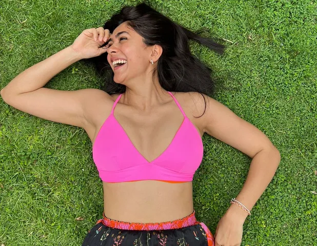 मृणाल ठाकुर ने शूटिंग के बीच अपनी बड़ी बहन के साथ श्रीलंका में की मौज मस्ती