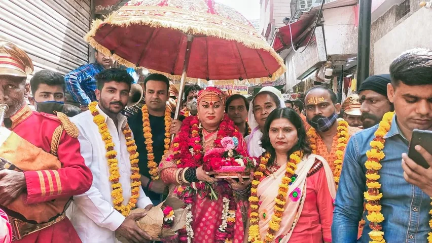 वृंदावन कुंभ मेला में मुंबई में रहनेवाली किन्नर महामंडलेश्वर हिमांगी सखी आकर्षक का केंद्र बनी हुई है