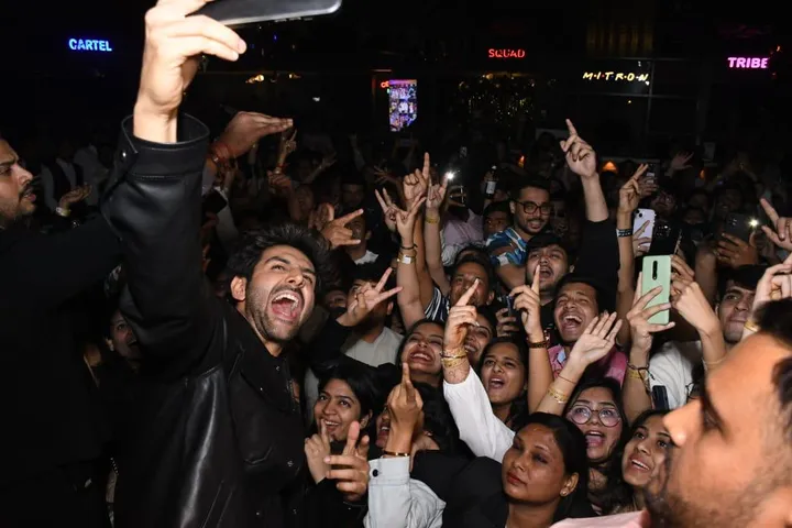 Kartik Aaryan ने फैन्स के साथ Character Dheela 2.0 की सफलता का जश्न ऐसे मनाया!