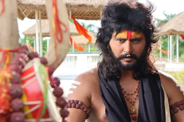 भोजपुरी स्टार यश अघोरी की भूमिका में. लखनऊ में उन्हें देखने के लिए शूटिंग पर लगी भीड़